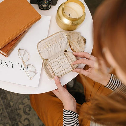 HISCOW Vegan Leather Travel Jewelry Case with Zipper - Portable Necklace & Earring Holder Organizer for Women Girls, Velvet-Lined Ring Box with Anti-Tarnish Design, Brown