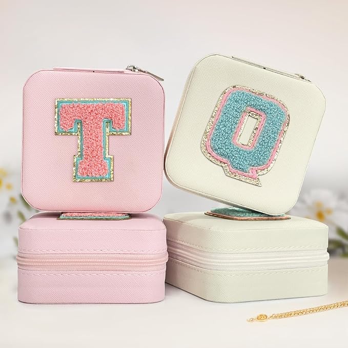 SANDJEST Personalized Jewelry Box, White Travel Jewelry Box with Initial Q, Small Monogrammed Jewelry Case Organizer for Girls Women Teen Kids, Mini Travel Essentials Gifts for Birthday Christmas