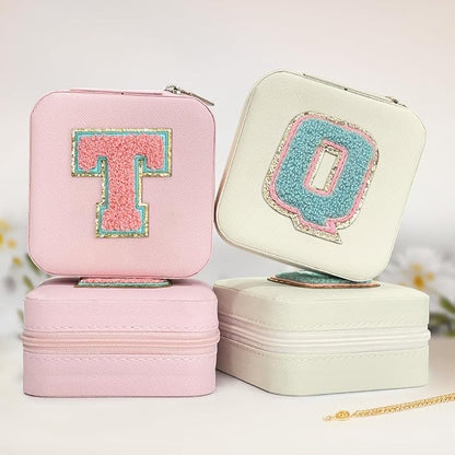 SANDJEST Personalized Jewelry Box, White Travel Jewelry Box with Initial Q, Small Monogrammed Jewelry Case Organizer for Girls Women Teen Kids, Mini Travel Essentials Gifts for Birthday Christmas