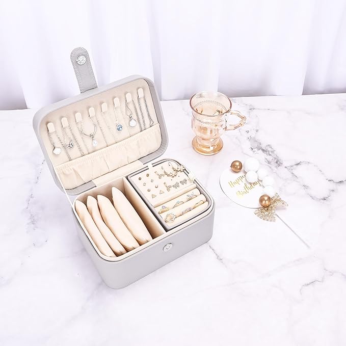2 Layer Portable Jewelry Box, Large Jewelry Travel Case with 4 Jewelry Pouches, Medium Size Jewelry Organizer Box for Earrings, Necklaces, Bracelets (light gray)