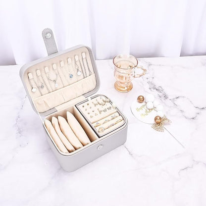 2 Layer Portable Jewelry Box, Large Jewelry Travel Case with 4 Jewelry Pouches, Medium Size Jewelry Organizer Box for Earrings, Necklaces, Bracelets (light gray)