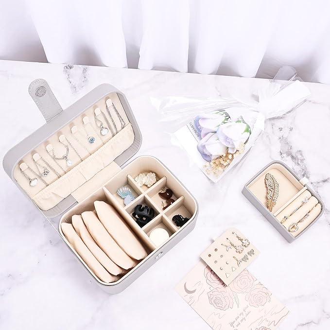 2 Layer Portable Jewelry Box, Large Jewelry Travel Case with 4 Jewelry Pouches, Medium Size Jewelry Organizer Box for Earrings, Necklaces, Bracelets (light gray)