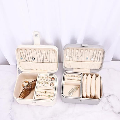 2 Layer Portable Jewelry Box, Large Jewelry Travel Case with 4 Jewelry Pouches, Medium Size Jewelry Organizer Box for Earrings, Necklaces, Bracelets (beige)