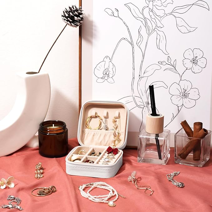 Leezmark 8 Pcs Jewelry Travel Case, Bridesmaid Gifts Set Of 6 & 8, Velvet Portable Jewelry Travel Organizer Small Jewelry Box Bridesmaid Proposal Gifts Box Mini Storage Organizer Storage Box, White