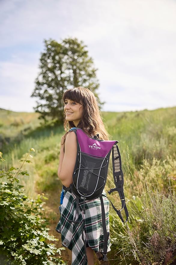Teton Oasis/Trailrunner Hydration Backpack – Lightweight Water Pack with 2L/3L Bladder for Hiking, Running, Cycling, Biking – 2L/18L/22L Sizes – Sewn-in Rain Cover – Fits Men and Women